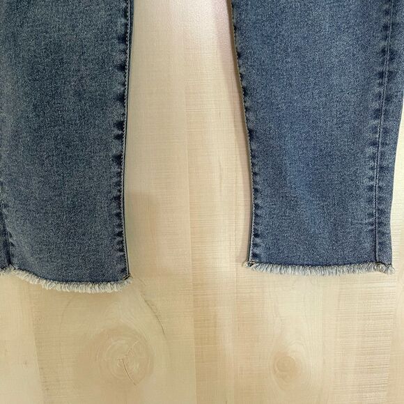 Maurices high rise frayed hem jeans, size xl reg‎ - Picture 4 of 9